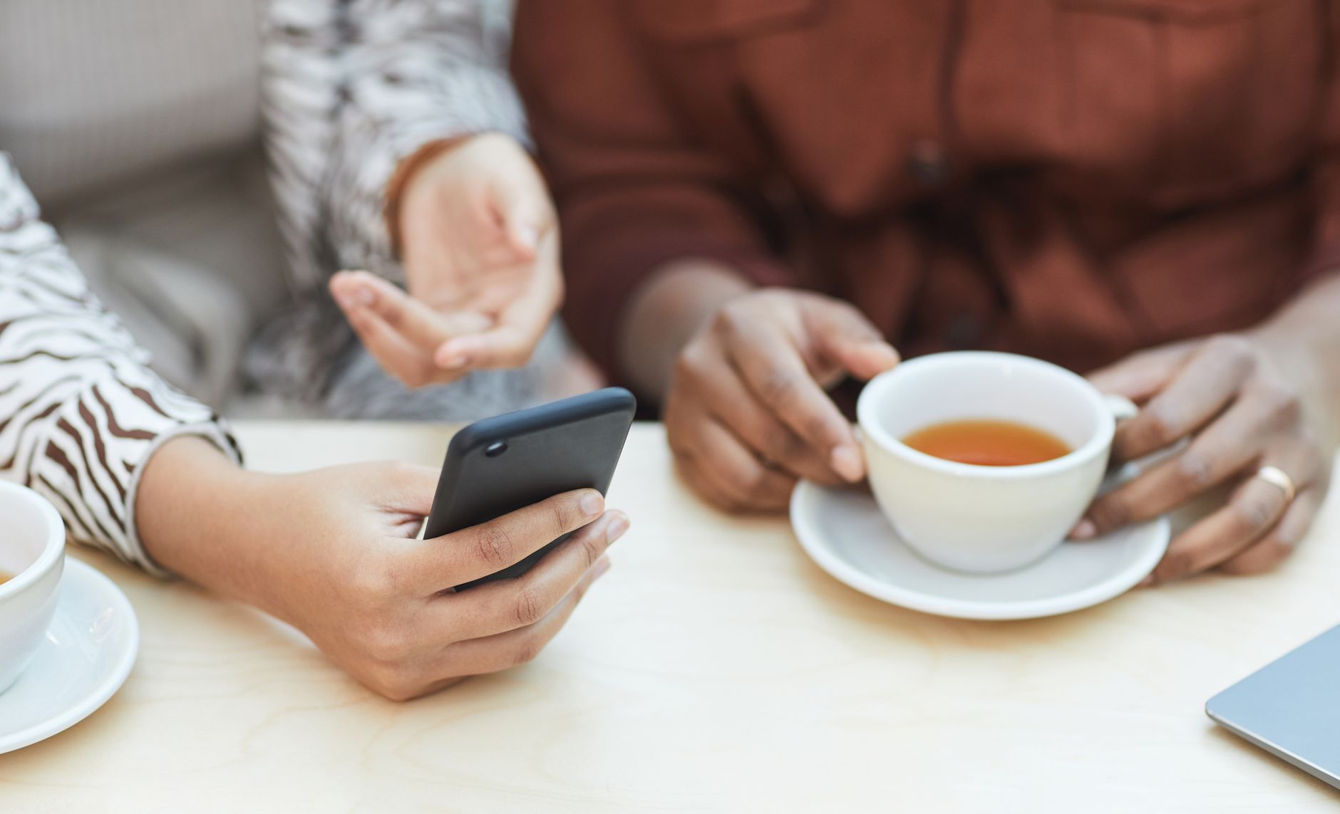 Mødebord med kaffekopper i dagslys